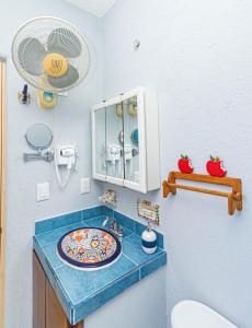 un baño con lavabo con un plato. en Hotel Bahia Huatulco, en Santa Cruz Huatulco