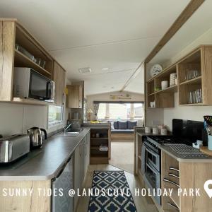 A kitchen or kitchenette at B3 Sunny Tides