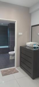ein Badezimmer mit einem WC, einem Waschbecken und einer Theke in der Unterkunft K. Riverfront apartment in Ipoh