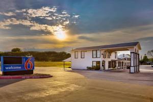 a building with a sign in front of it at Motel 6-Bryan, TX - College Station in Bryan