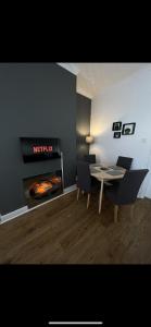 Μια τηλεόραση ή/και κέντρο ψυχαγωγίας στο 2 BDR House By Eason Stays Short Lets & Serviced Accommodation Warrington With Free Wifi