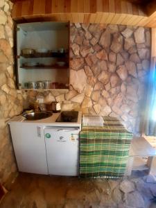 una pequeña cocina con lavabo y espejo en Biljana Sweet Home, en Pale