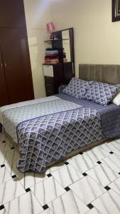 Postel nebo postele na pokoji v ubytování appartement au centre de Tanger Nejma