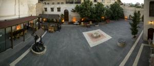 an overhead view of a courtyard with tables and chairs at Ali Bey Konagi in Gaziantep