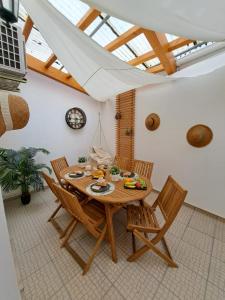 comedor con mesa de madera y sillas en CANTINHO DAS FIGUEIRAS en Nazaré