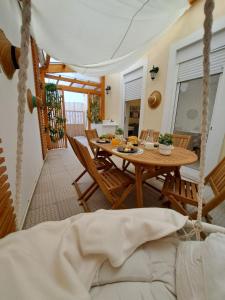 Habitación con mesa, sillas y comedor. en CANTINHO DAS FIGUEIRAS en Nazaré