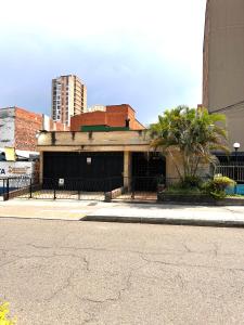 un bâtiment situé sur le côté d'une rue dans l'établissement Casa Purple Hostel, à Medellín