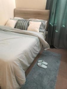 sypialnia z dwoma łóżkami z białymi butami na podłodze w obiekcie Double Room close to Central London- Females Only w Londynie