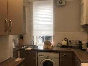 Ett kök eller pentry på Double Room close to Central London- Females Only