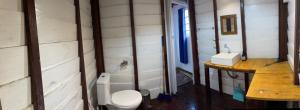 a bathroom with a toilet and a sink at Quartinho Branco in Atins