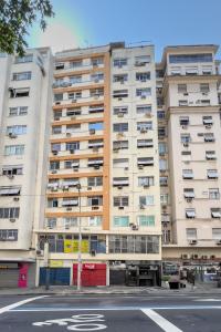 un immeuble d'appartements avec balcon dans une rue de la ville dans l'établissement Unhotel - Rio Exclusive Design Loft Copacabana Perto da Praia, à Rio de Janeiro