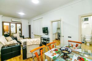 uma sala de estar com um sofá e uma mesa em City Center 2 Bedroom apartment em Baku