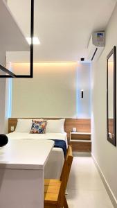 MacambiraIM Suites的一间带床和书桌的小卧室