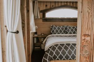 a bedroom with a bed and a window at Rustic Ranch Getaway Near Zion, Bryce, Grand Canyon in Fredonia