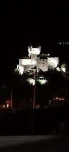 un gran edificio blanco por la noche en la oscuridad en Casa relax, en Aosta