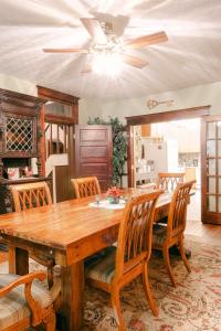 uma sala de jantar com uma mesa de madeira e cadeiras em The Wolf Manor em Ellinwood
