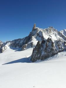 una montaña con nieve delante en Casa relax, en Aosta