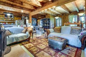 Posezení v ubytování Cozy Adirondack Cabin Retreat in West Chazy!