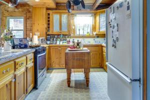 Kuchyň nebo kuchyňský kout v ubytování Cozy Adirondack Cabin Retreat in West Chazy!
