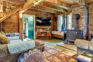 uma sala de estar com lareira e fogão em Cozy Cabin in West Chazy with Lake Champlain View! 