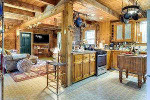 uma cozinha com armários de madeira e um forno com placa de fogão em Cozy Cabin in West Chazy with Lake Champlain View! 