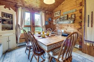 Fotografie z fotogalerie ubytování Cozy Adirondack Cabin Retreat in West Chazy! v destinaci West Chazy