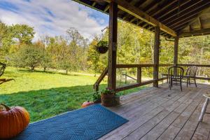 Zahrada ubytování Cozy Adirondack Cabin Retreat in West Chazy!