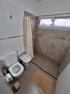 Un pequeño baño con inodoro y ducha. en CALA DEPARTAMENTO, en Alta Gracia 10 fotos más