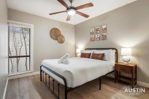 1 dormitorio con 1 cama y ventilador de techo en Amenity Heavy Serene Apt in Convenient Location, en Austin