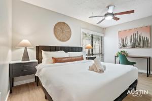 1 dormitorio con 1 cama blanca grande y ventilador de techo en Amenity Heavy Serene Apt in Convenient Location, en Austin 42 fotos más