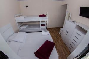 سرير بطابقين أو أسرّة بطابقين في غرفة في Pousada Esperança