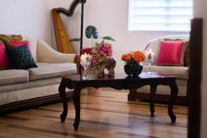 sala de estar con mesa de centro y sofá en Casa Balthazar Hostel, en Quito