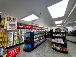 un pasillo de una tienda de comestibles con un montón de productos en Empire Apartments en Auckland
