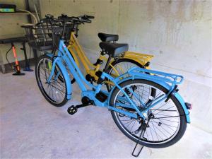 zwei Fahrräder stehen neben einer Wand geparkt in der Unterkunft ゲストハウスみちしお 