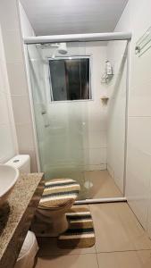 y baño con ducha, aseo y lavamanos. en Ap Confort Premium, en Campinas