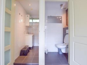 ein Badezimmer mit Toilette und Waschbecken in der Unterkunft De IJsvogel in Heiloo + 24 Fotos