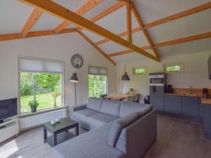 ein Wohnzimmer mit Couch und Küche in der Unterkunft De IJsvogel in Heiloo