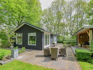 eine Terrasse im Hinterhof mit einem Tisch und Stühlen in der Unterkunft De IJsvogel in Heiloo
