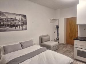 Studio Apartment 10 - 1R1 في إيسن: غرفة نوم بسرير وكرسي