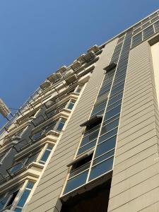 um edifício alto com janelas do lado em رويال للشقق الفندقيه em Almançora