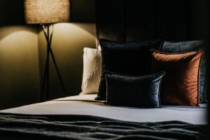 uma cama com almofadas num quarto em The Amalfi Minimalist Room 604 em Hepburn Springs