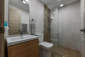 een badkamer met een toilet, een wastafel en een douche bij Aracari 1 in Palm-Eagle Beach