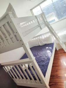 ein weißes Etagenbett mit einer lila Matratze in der Unterkunft 264 rooms in London