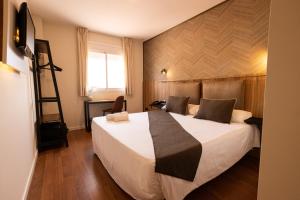 - une chambre d'hôtel avec un grand lit dans l'établissement Gce Hoteles, à Cártama