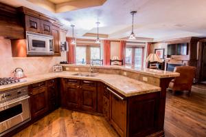 Una cocina o cocineta en Luxury 2-Bedroom Aspen Mountain Residence Premier 34 in Downtown, one block to Ski Lifts