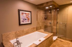 Un baño de Luxury 2-Bedroom Aspen Mountain Residence Premier 34 in Downtown, one block to Ski Lifts