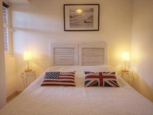 ein Schlafzimmer mit zwei amerikanischen Flaggen auf einem Bett in der Unterkunft Gîte Saint-Michel-Chef-Chef, 3 pièces, 4 personnes - FR-1-306-819 in Saint-Michel-Chef-Chef
