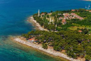 een luchtzicht op een eiland met een vuurtoren bij Apartments in Umag - Istrien 26717 in Umag