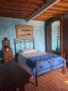 - une chambre avec un lit et un plafond en bois dans l'établissement La Rocca Sovrana - Casa Vacanze, à Aramo
