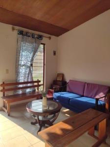 - un salon avec un canapé bleu et une table dans l'établissement Kochian: Lugar donde se sueña, à Zoquiapan